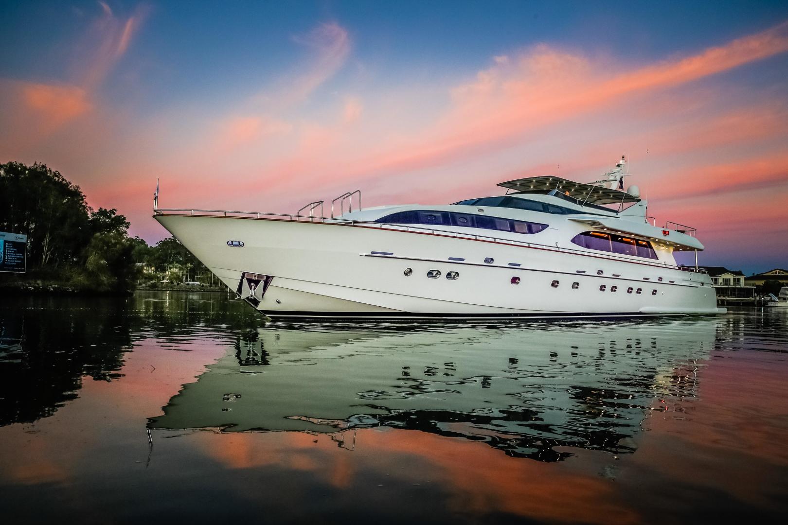 Falcon Yachts Full Screen Picture